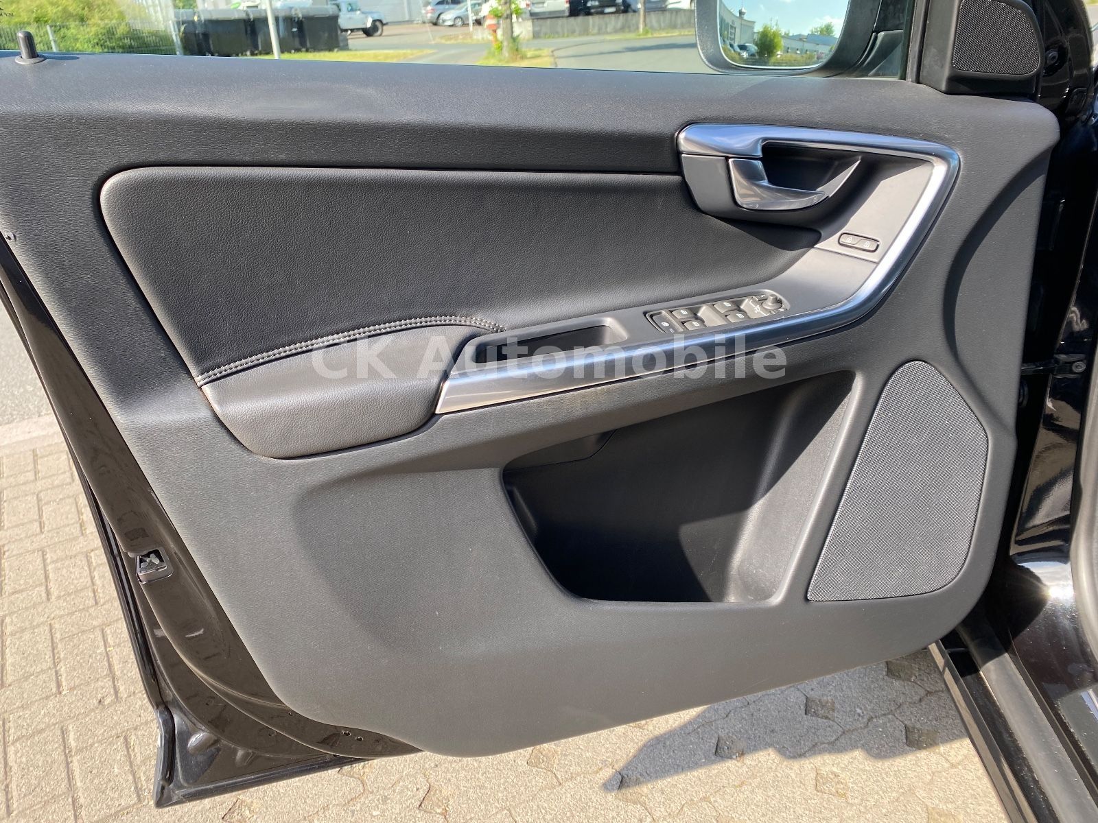 Fahrzeugabbildung Volvo XC60 D3 Summum 2WD/Navi/Leder/Bi-Xenon/PDC/AHK