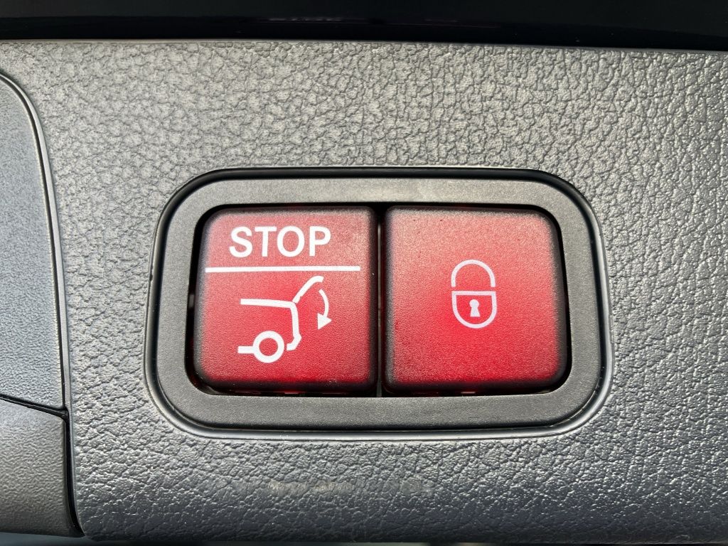 Fahrzeugabbildung Mercedes-Benz GLB 200 AMG*NIGHT*AHK*PANO*DISTR*MEMO*KEYL*MULTI