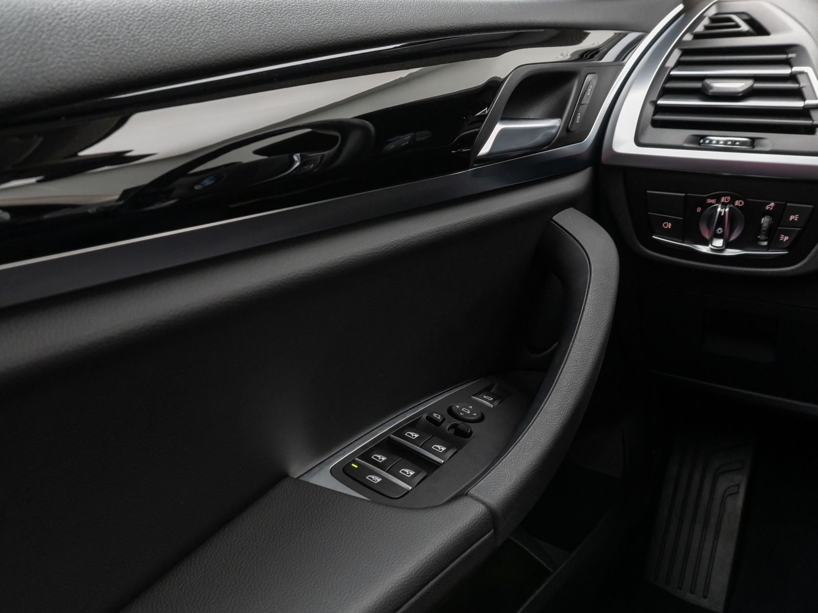 Fahrzeugabbildung BMW X3 xD20d Kamera DAB CockPit+DrivAssis LED Sport