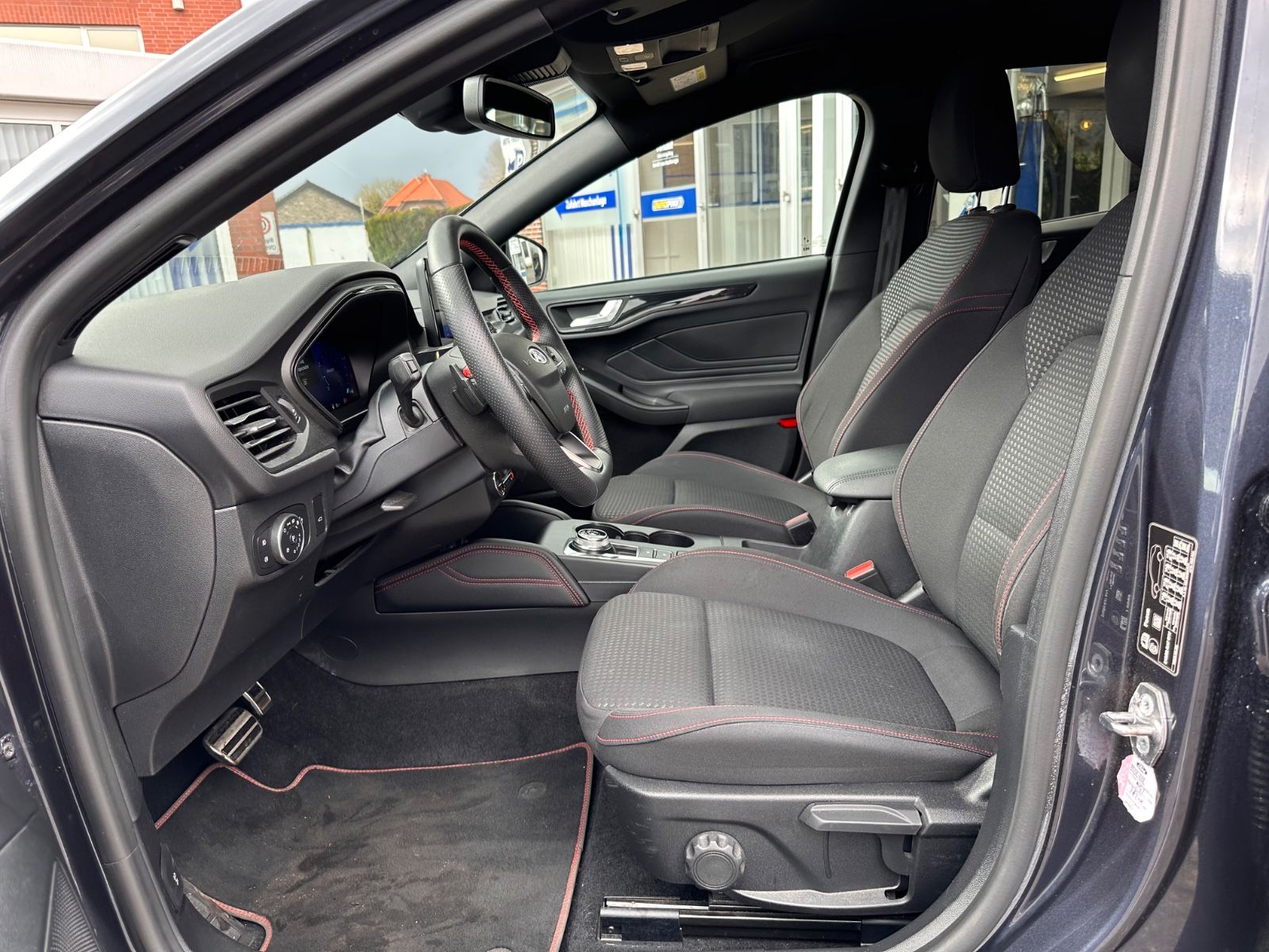 Fahrzeugabbildung Ford Focus Turnier ST-Line X 1.5 EB AHK/ACC/LED/Navi