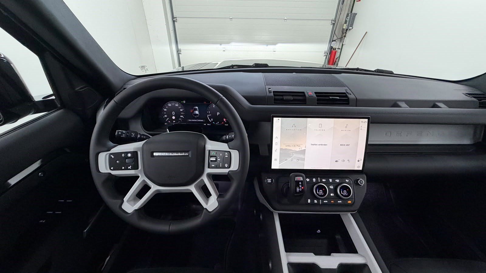 LAND ROVER Defender 110 D200 S Black AHK 19-Zoll – Bild 15