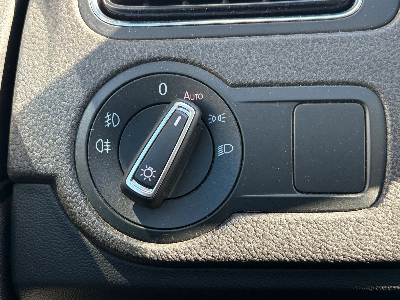 Fahrzeugabbildung Volkswagen Polo V Lounge 1.2 TSI 81kW LED Glasdach PDC Spor