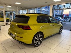 VW Golf  R-LINE DSG ACC PANO STANDHZG AHK GARANTIE
