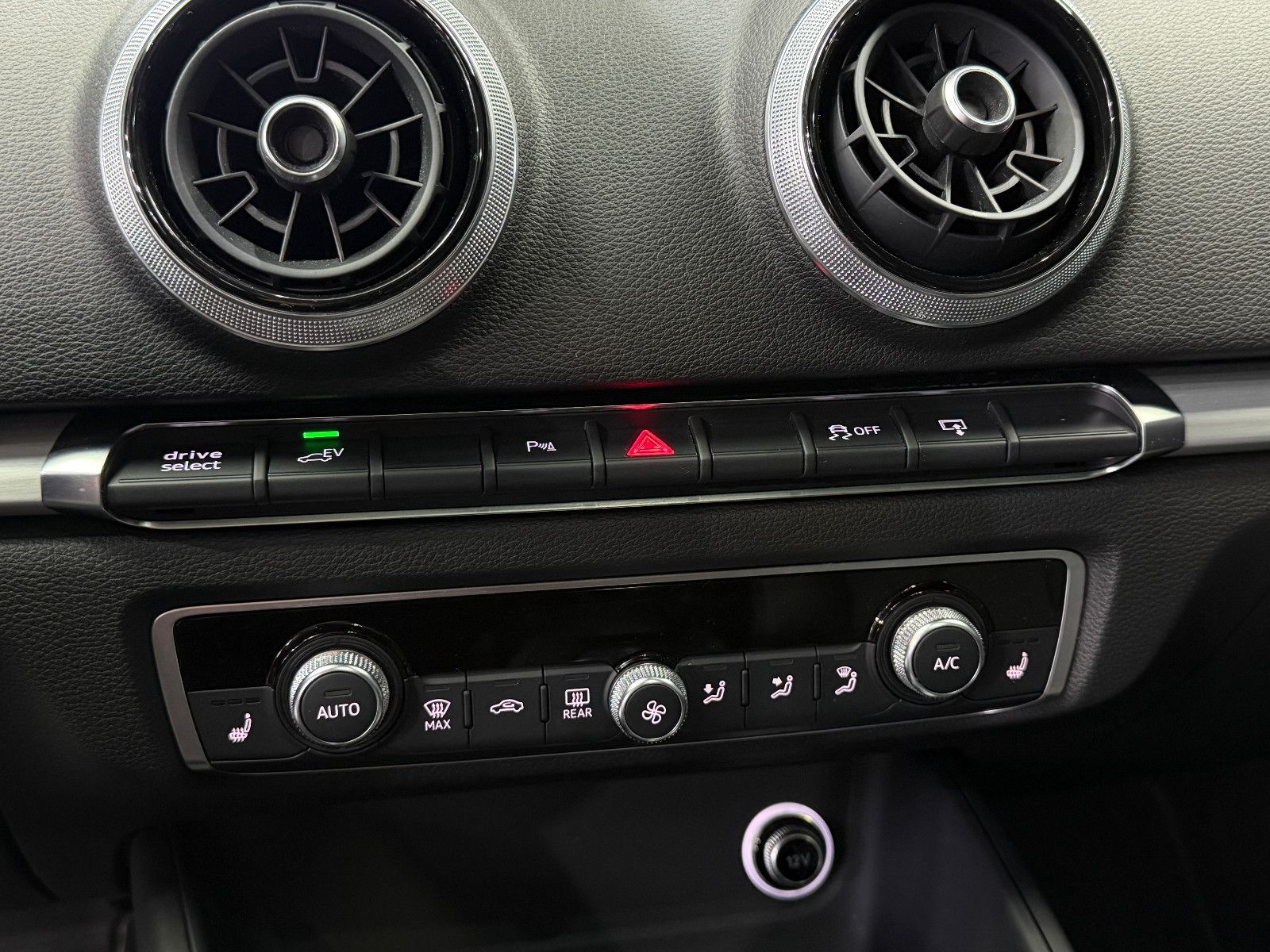 Fahrzeugabbildung Audi A3 Sportback e-tron s-line |AHK|PANO|NAVI