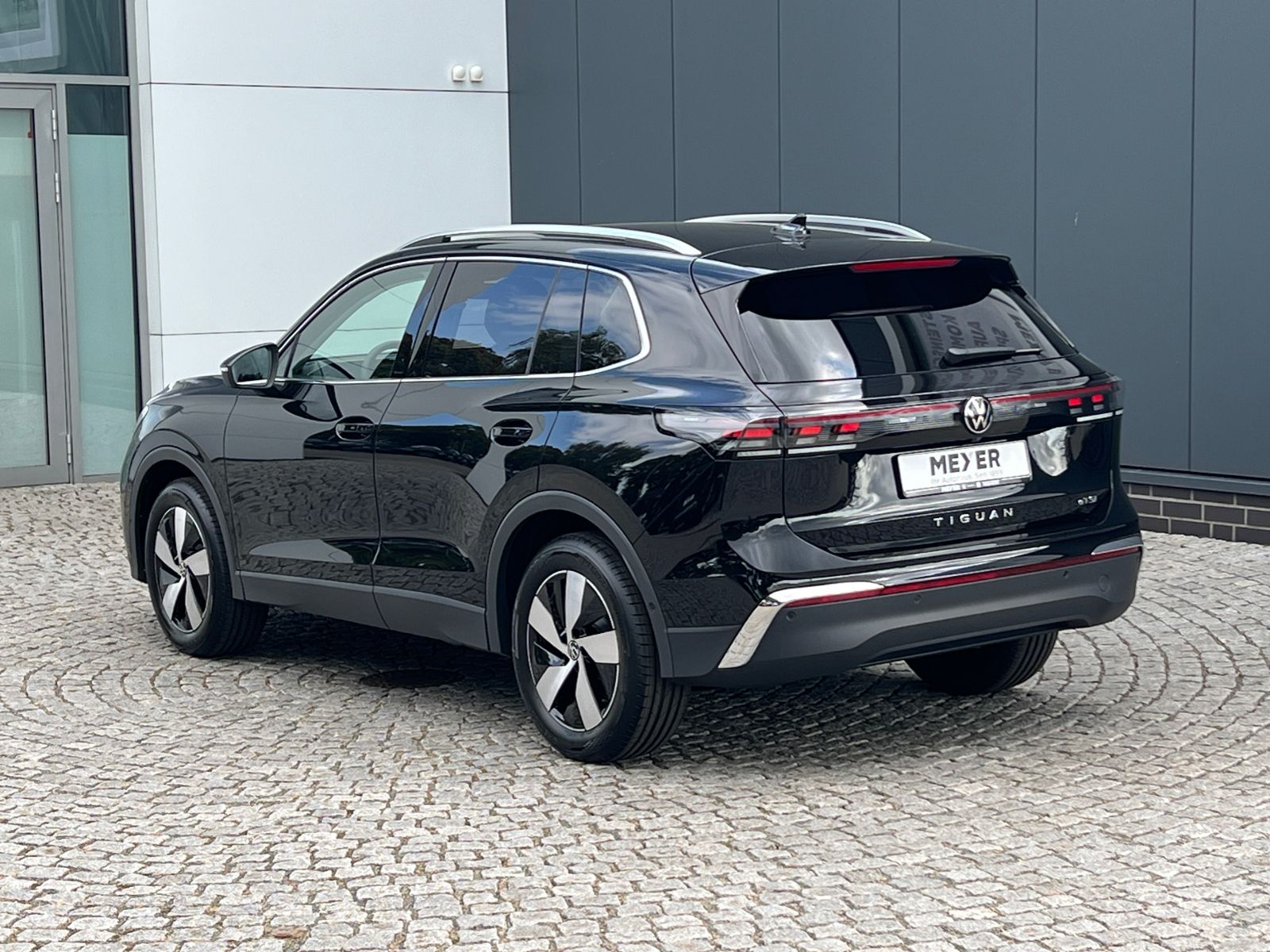 Fahrzeugabbildung Volkswagen Tiguan Elegance 1.5 eTSI DSG *AHK, IQ.Light, Nav