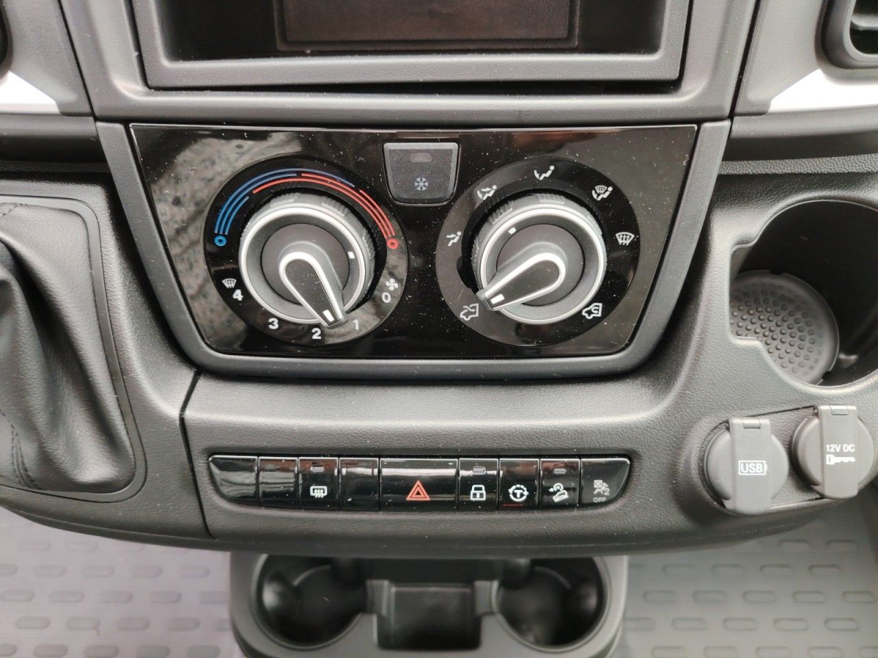 Fahrzeugabbildung Carado V337 PRO+ Automatik Markise Klima Fenster el.