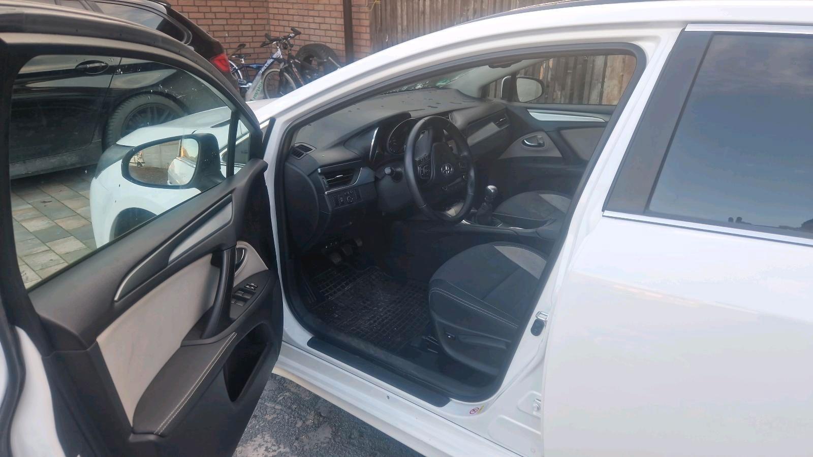 Toyota Avensis 2015 — engine 141 HP (104kW)
