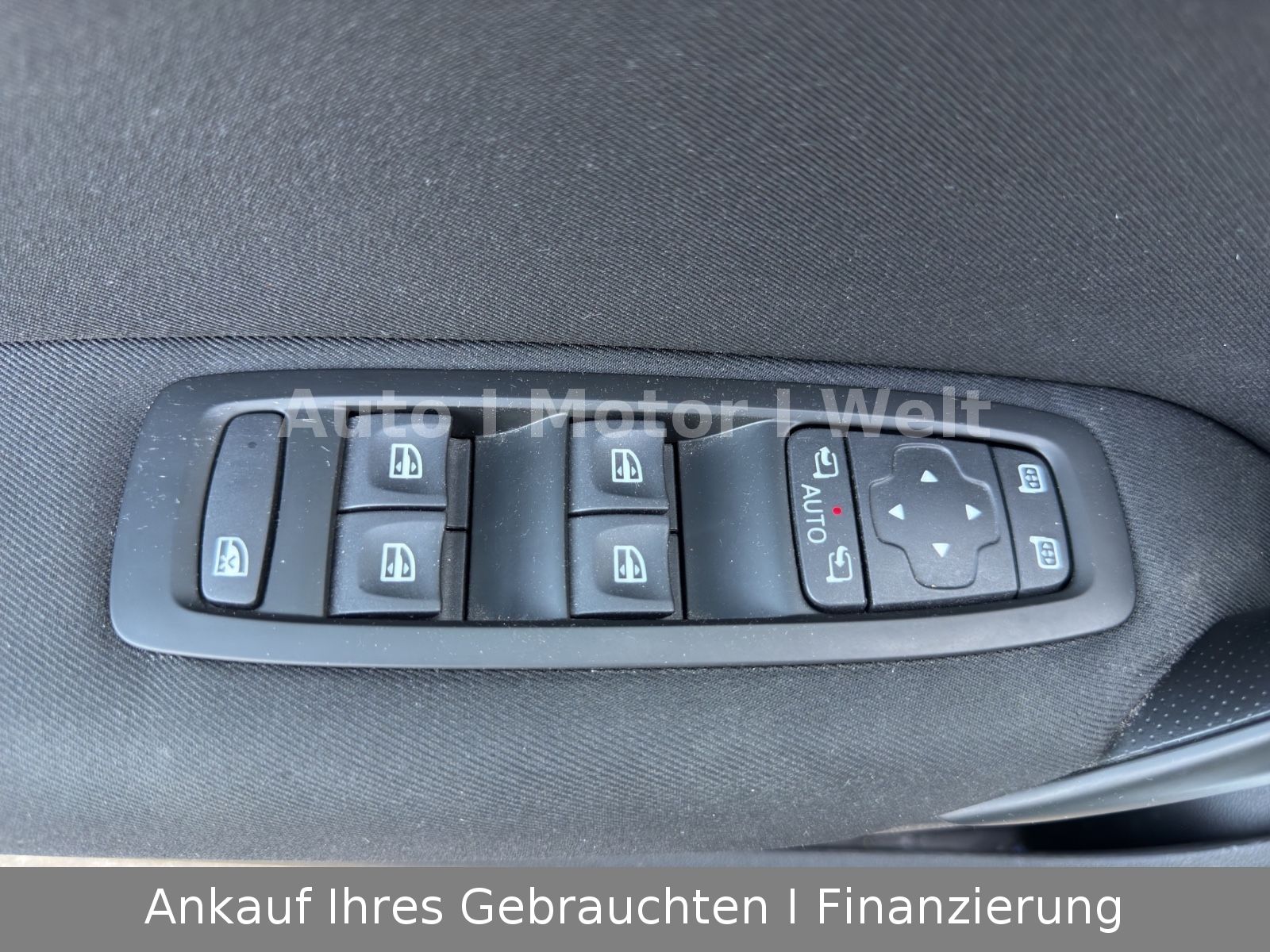 Fahrzeugabbildung Renault Megane IV Grandtour Limited 1.Hand SHZ/ALU/TMPMT