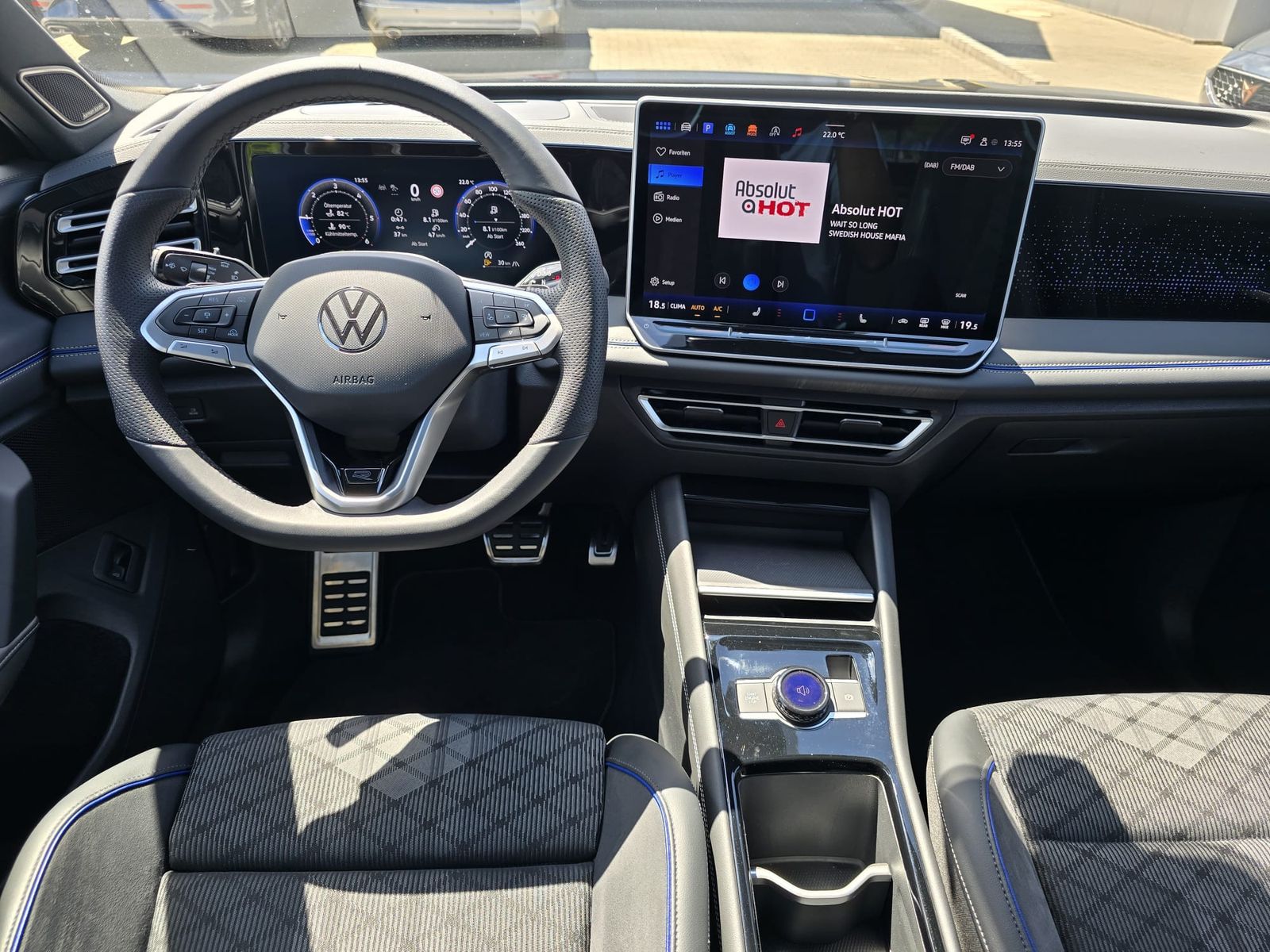 Fahrzeugabbildung Volkswagen Tiguan 2.0 TDI 4M R-Line PANO*H&K*AHK*MATRIX*20"