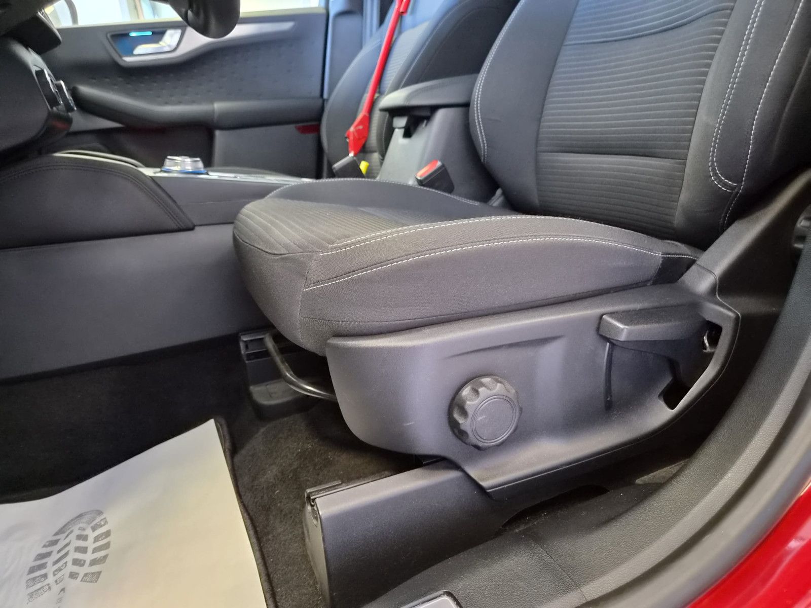 Fahrzeugabbildung Ford Kuga Plug-In Hybrid Titanium / SCHECKHEFT