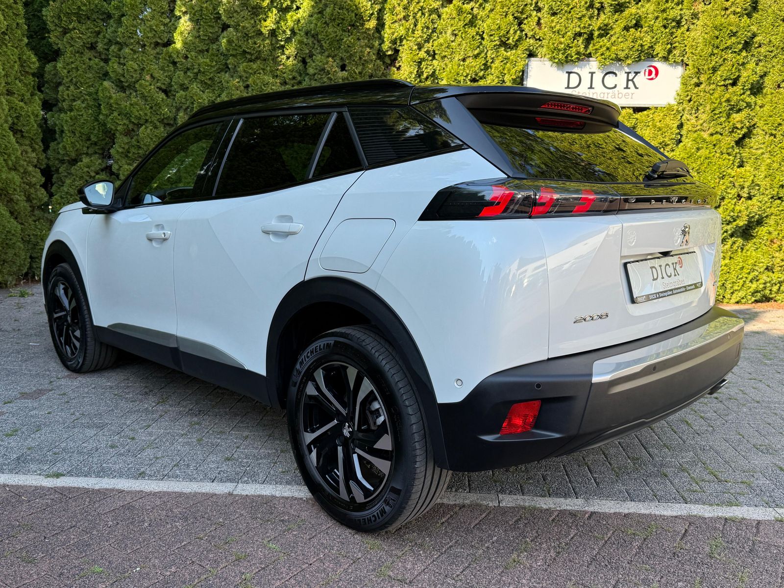 Fahrzeugabbildung Peugeot 2008 GT 1.5 Blue-HDI LED+NAV+KAM+PANO+AMBI+SHZ+