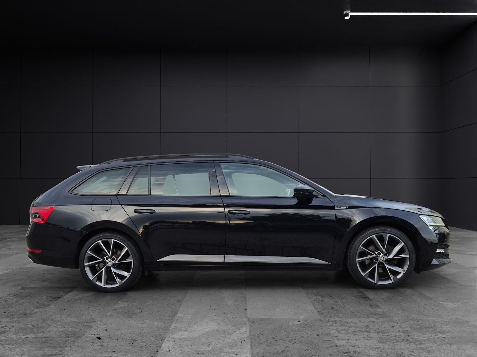 Fahrzeugabbildung SKODA Superb Combi TDI Sportline DSG 4x4 Matrix AHK Na