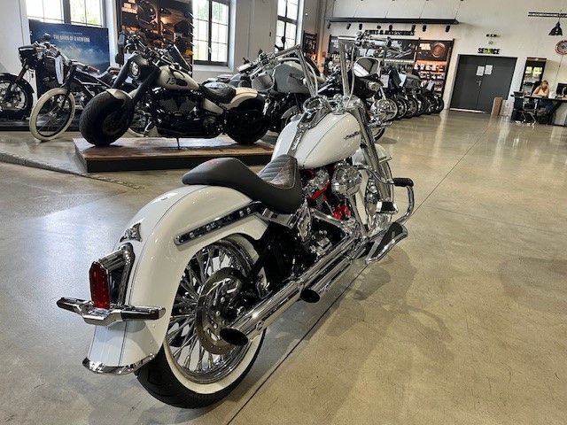 Fahrzeugabbildung Harley-Davidson FLDE Deluxe Chicano Umbau Mega Bike