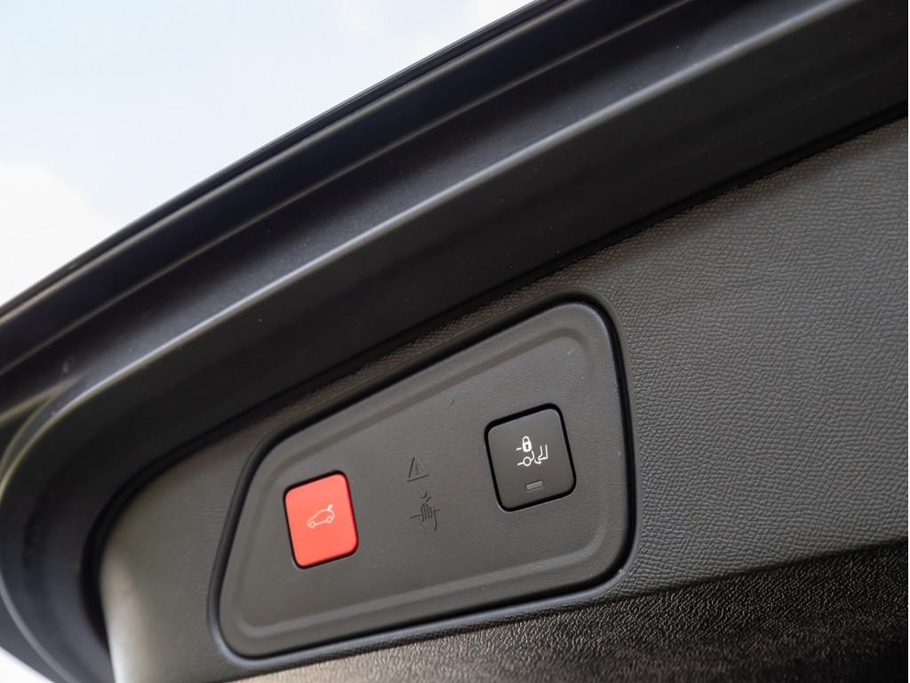 Peugeot 3008 Allure Pack HYBRID 136 e-DSC6 AHK ACC LED