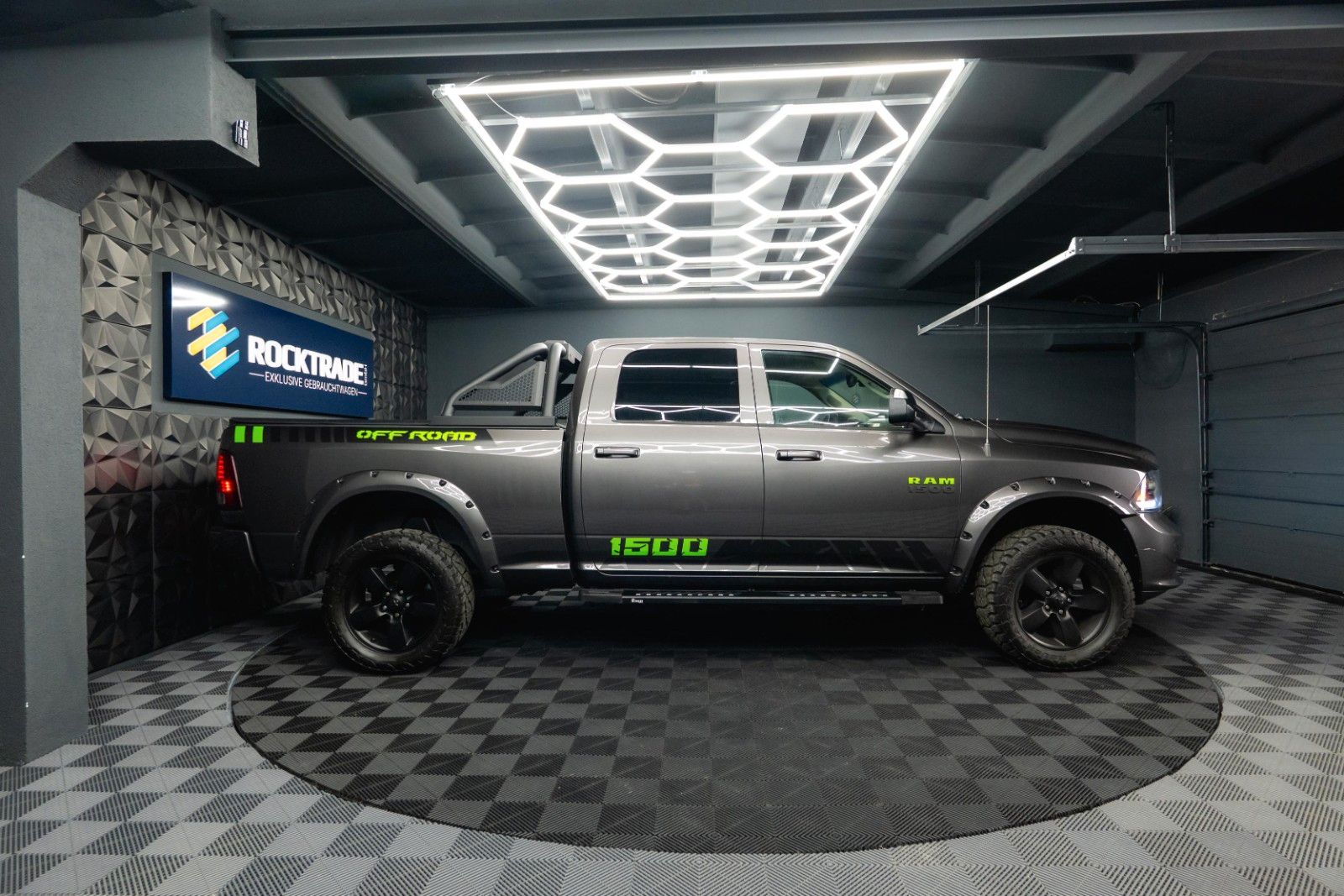 Fahrzeugabbildung Dodge RAM 5.7 V8 HEMI 4x4 OFFROAD Night-Paket LONGBED
