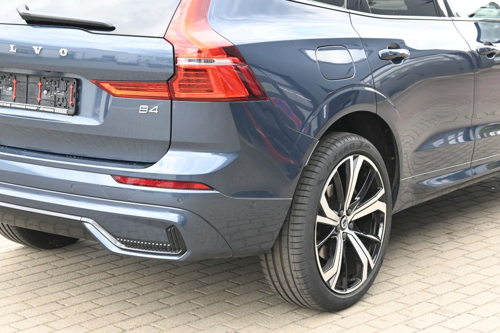 Fahrzeugabbildung Volvo XC60 B4D Plus Dark*LED*PANO*STHZ*360*H&K*BLIS