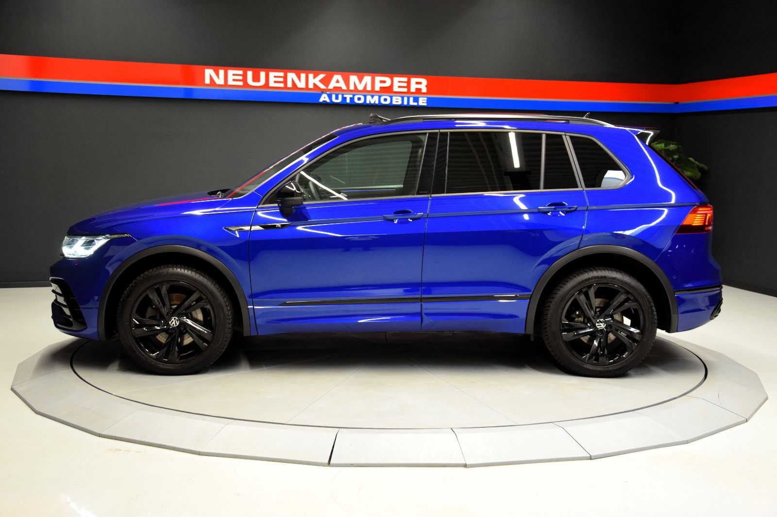 Fahrzeugabbildung Volkswagen Tiguan R-Line 4Motion Pano ACC LED HuD h/k AHK