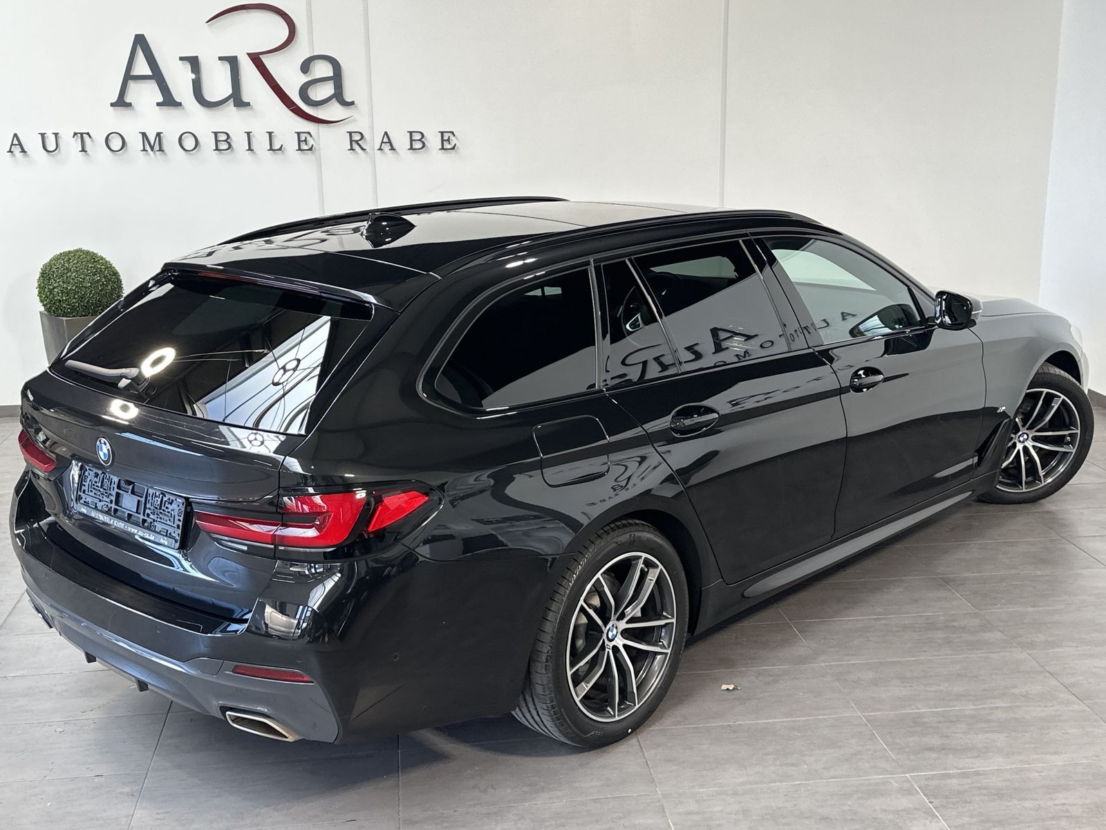Fahrzeugabbildung BMW 520d Touring M-Sport NAV+LED+ACC+PANO+SHZ+LHZG