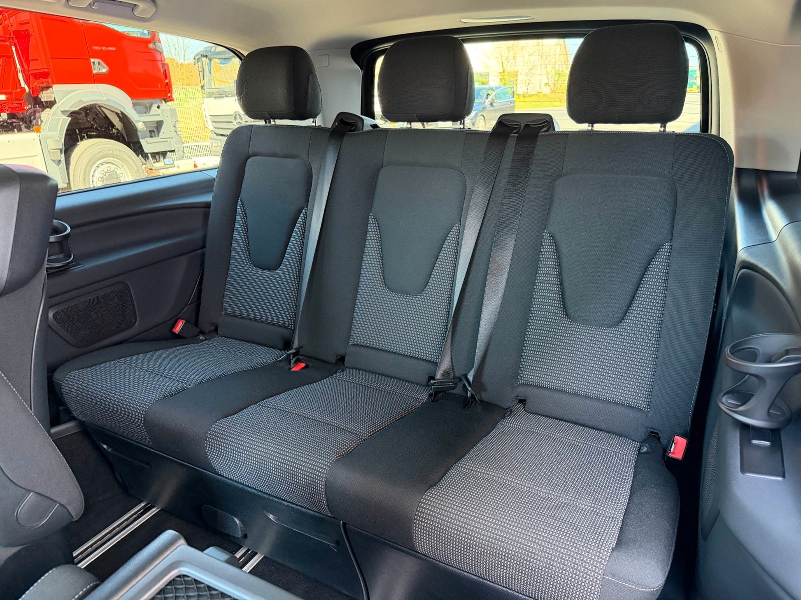 Fahrzeugabbildung Mercedes-Benz V 220 d STYLE AMG DISTRONIC AHK2,5to NIGHT Liege
