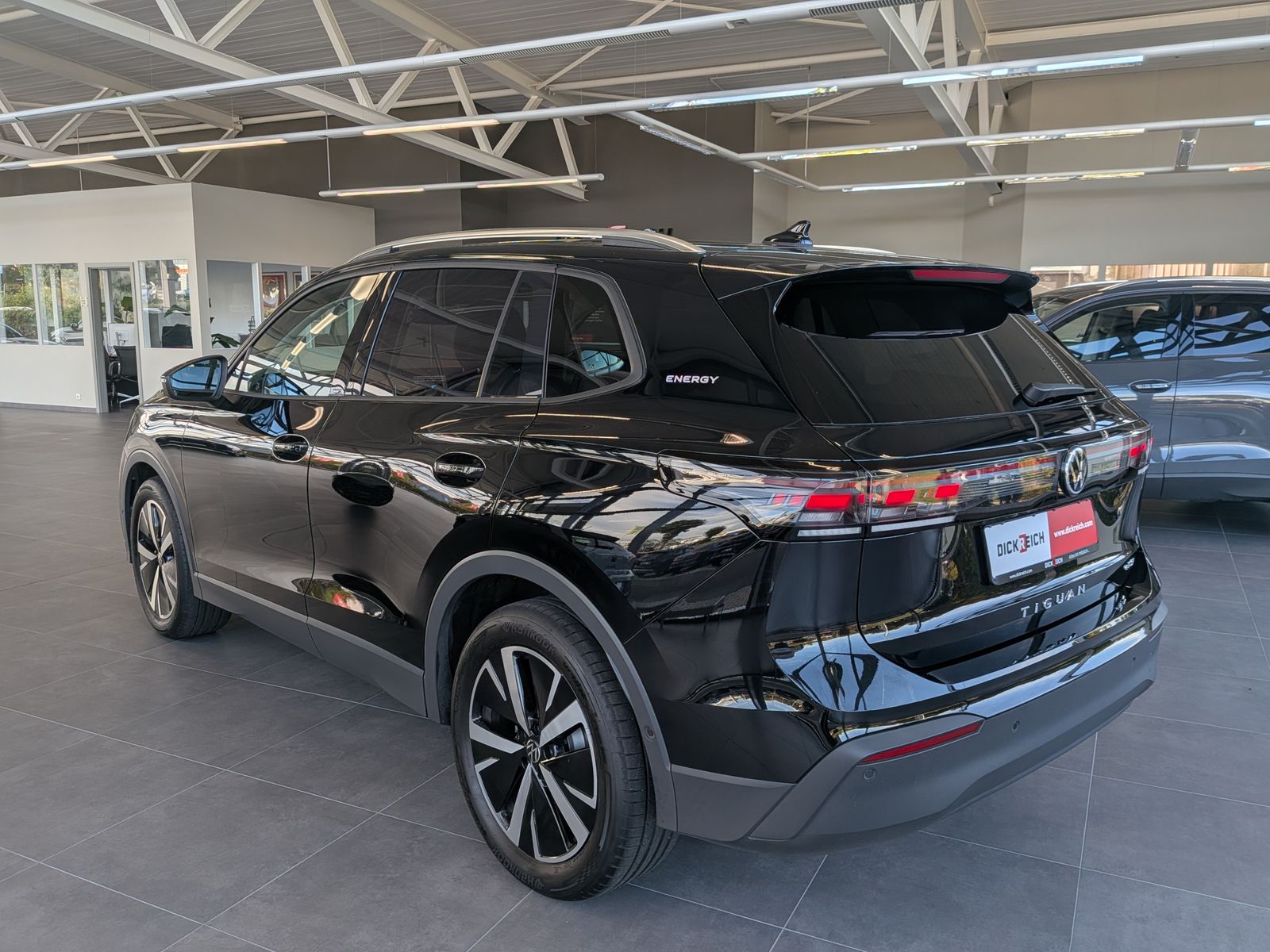 Fahrzeugabbildung Volkswagen Tiguan 1.5 eTSI ENERGY HD-Matrix 360 AHK 19