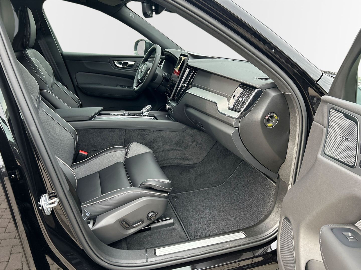 Volvo XC60 Recharge T8 AWD Black Edition Ultra 22'' B& imagem 3