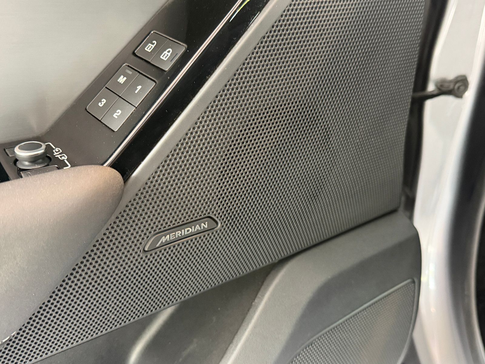 Fahrzeugabbildung Land Rover Range Rover Velar Hybrid S P400e /PANO/MERIDIAN/
