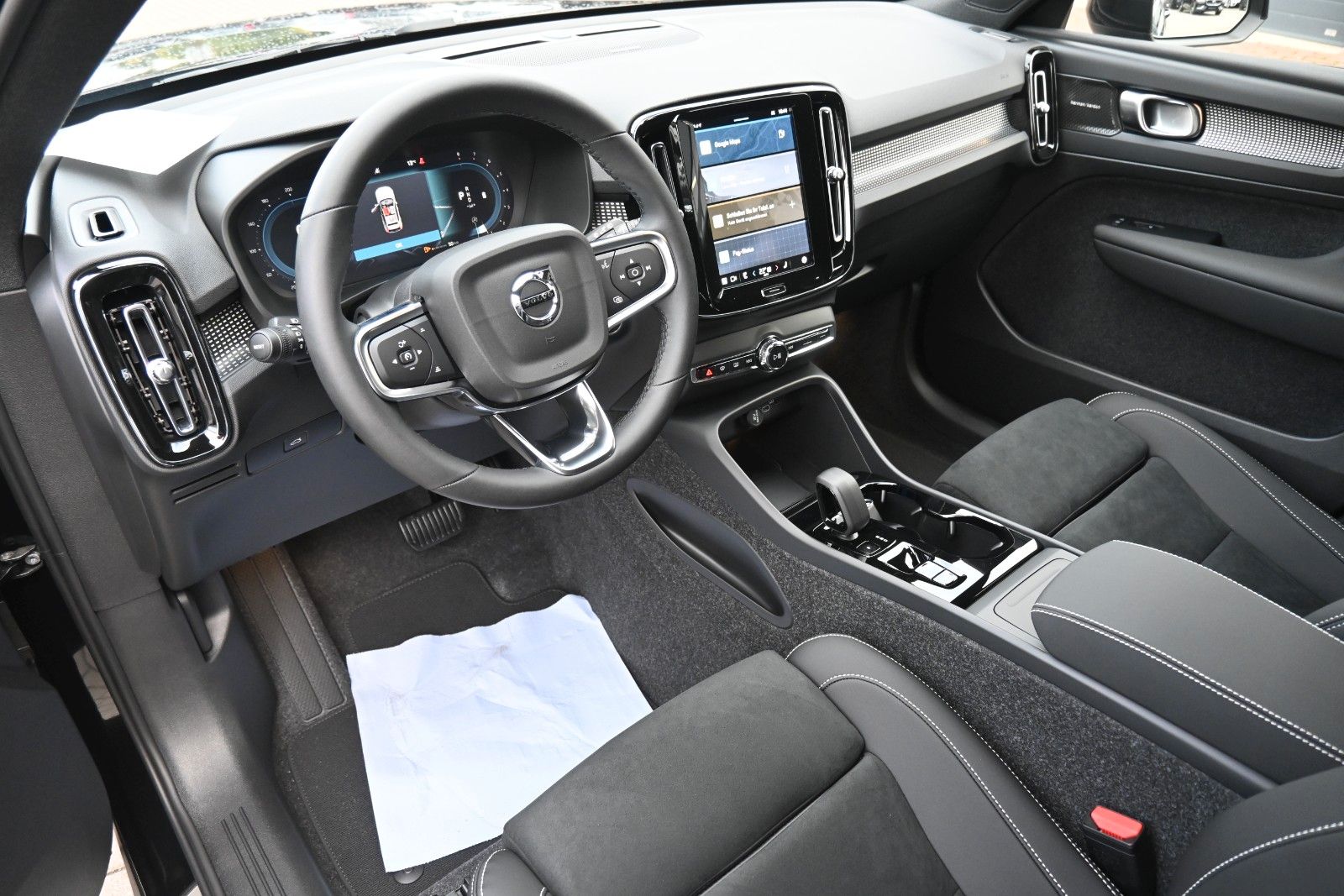 Fahrzeugabbildung Volvo XC40 B3 DKG Plus Black Edition*FSHZG*360°*ACC