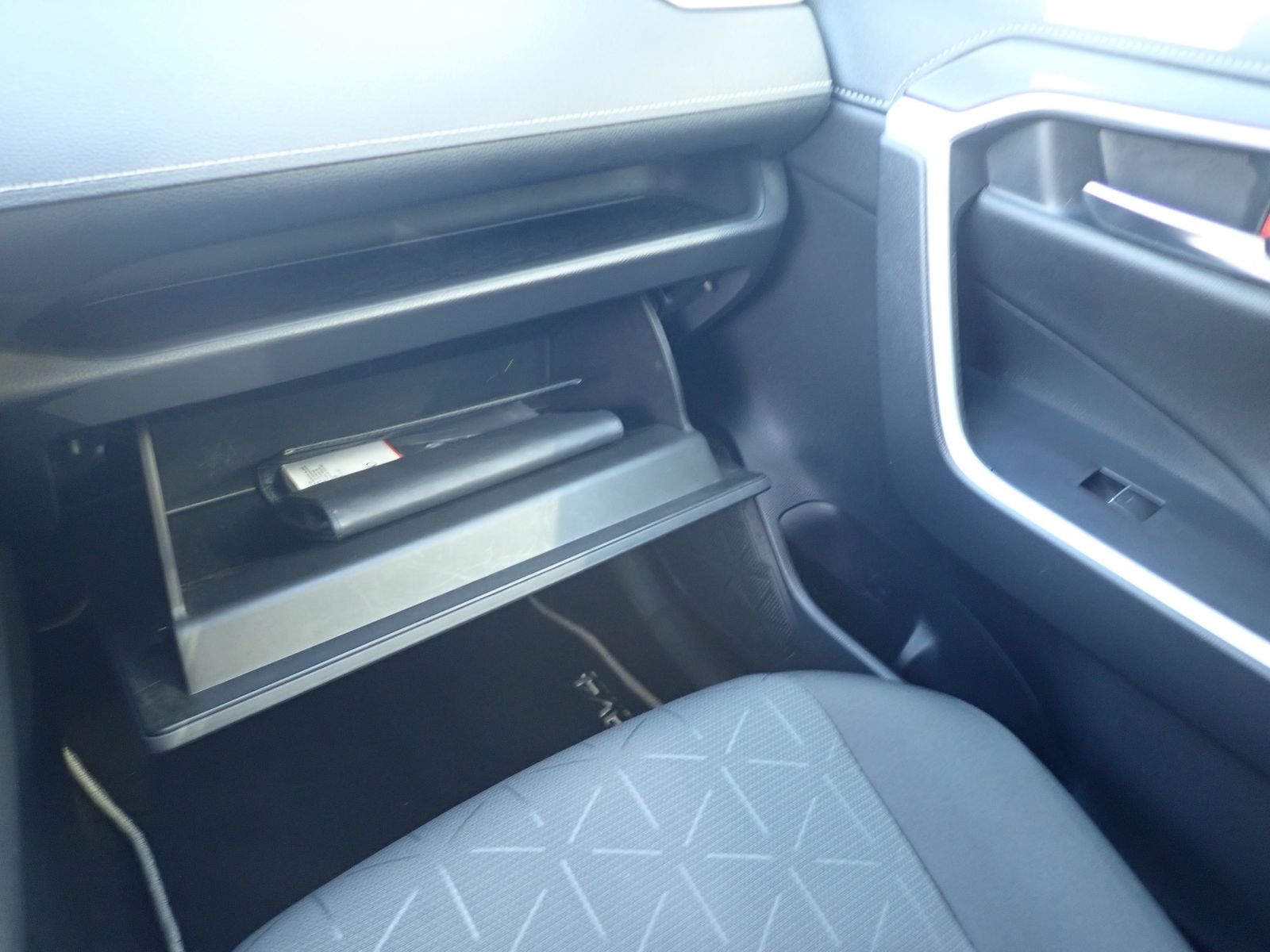 Fahrzeugabbildung Toyota RAV 4 2.5 Hybrid 4x2 Team Deutschland AHK