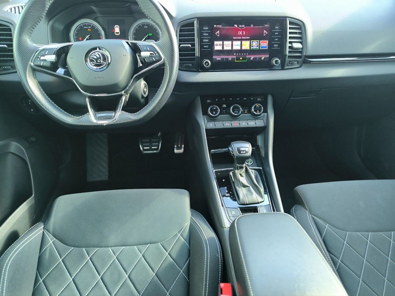 Fahrzeugabbildung SKODA Karoq Sportline 4x4 DSG,Navi,LED,SHZ