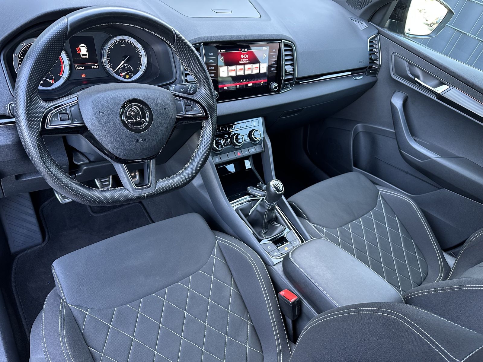 Fahrzeugabbildung SKODA Karoq 1.5 TSI Sportline NAV+LED+CARPLAY+TEMPOMAT