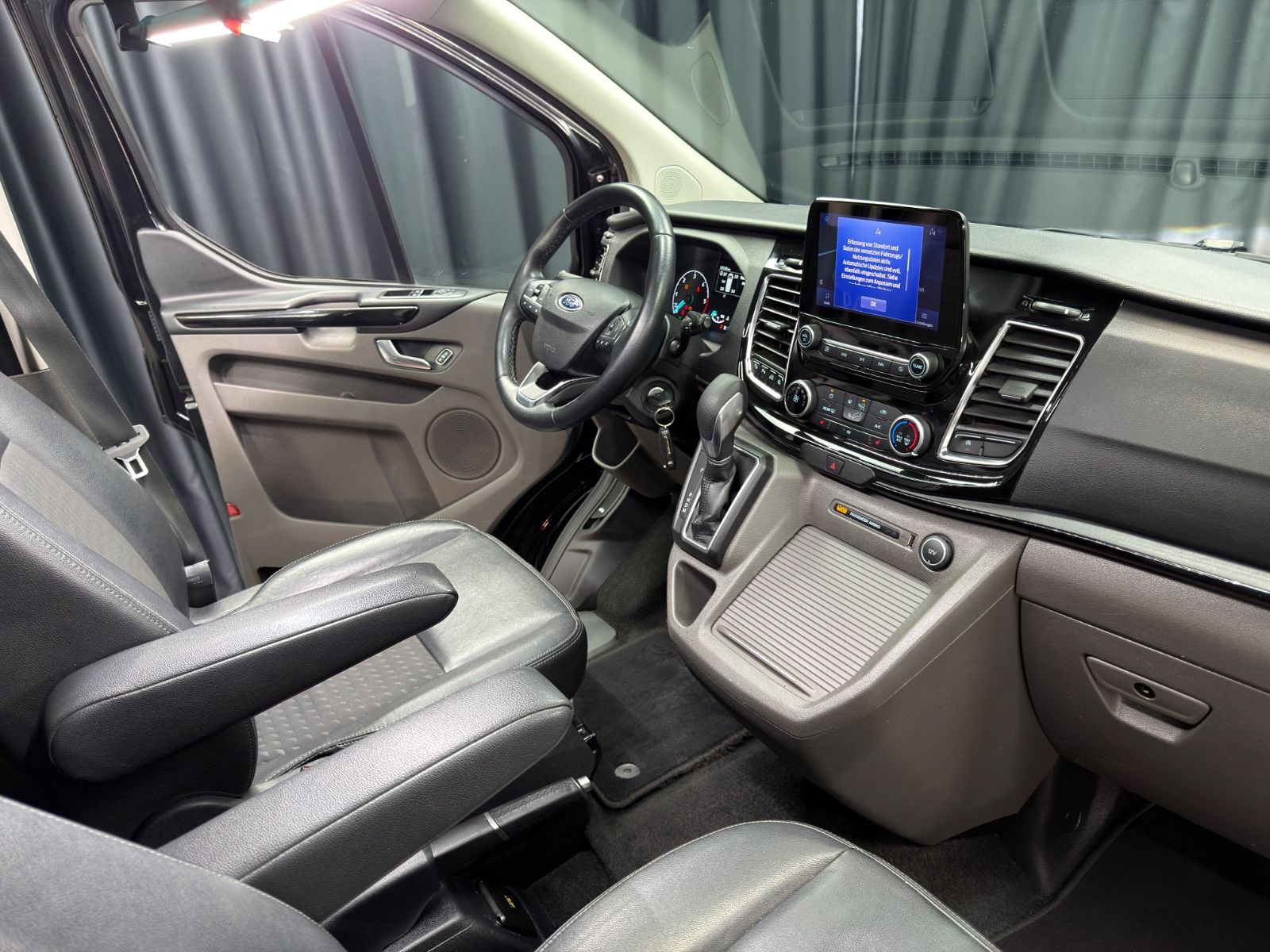 Fahrzeugabbildung Ford Tourneo Custom Sport|AUTOMATIK|LEDER|NAVI|8-SITZ