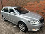 Skoda Octavia Combi Elegance/Euro5 - Skoda Octavia aus 2012 mit Diesel-Antrieb: Kombi