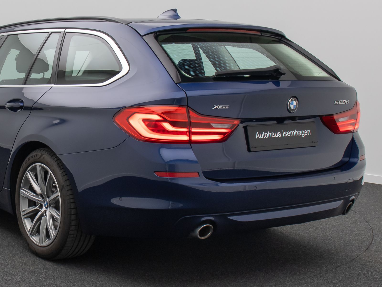 Fahrzeugabbildung BMW 520d xD HUD Kamera HiFi Alarm AHK FernlichtAssis