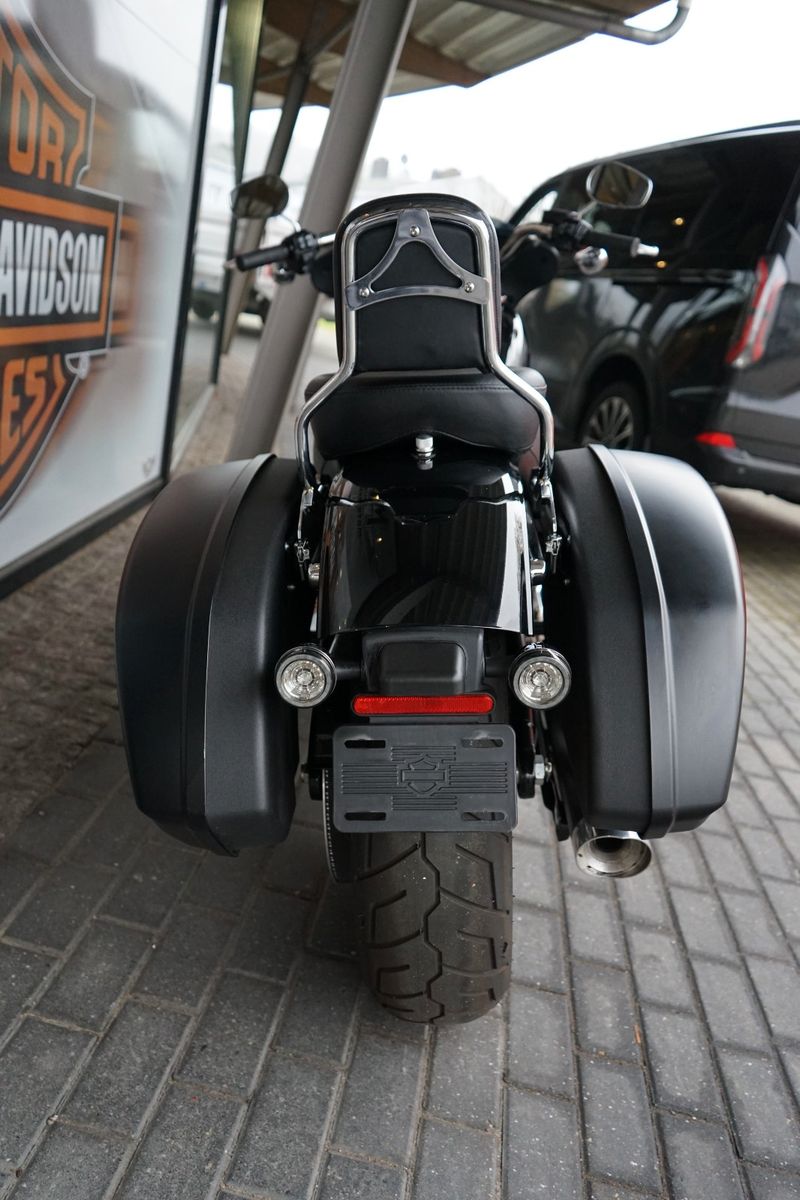 Fahrzeugabbildung Harley-Davidson Softail Sport Glide FLSB 107 mit Miller Auspuff