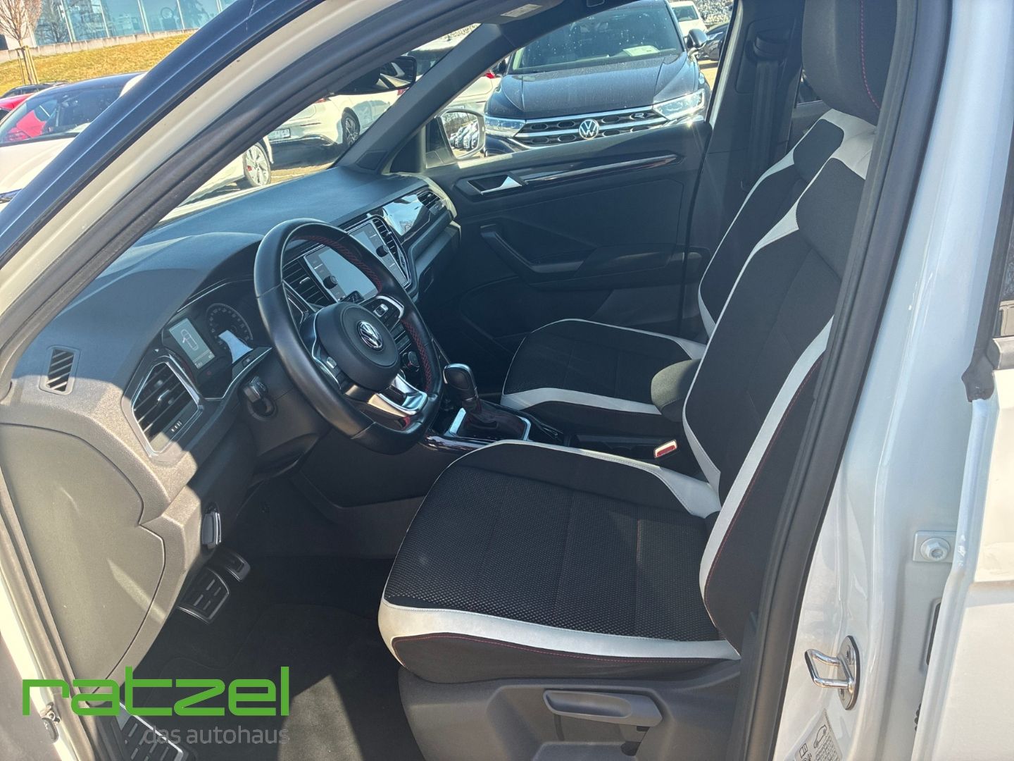 Fahrzeugabbildung Volkswagen T-Roc 1.5 TSI DSG R-Line RFK Navi AHK abnehmbar