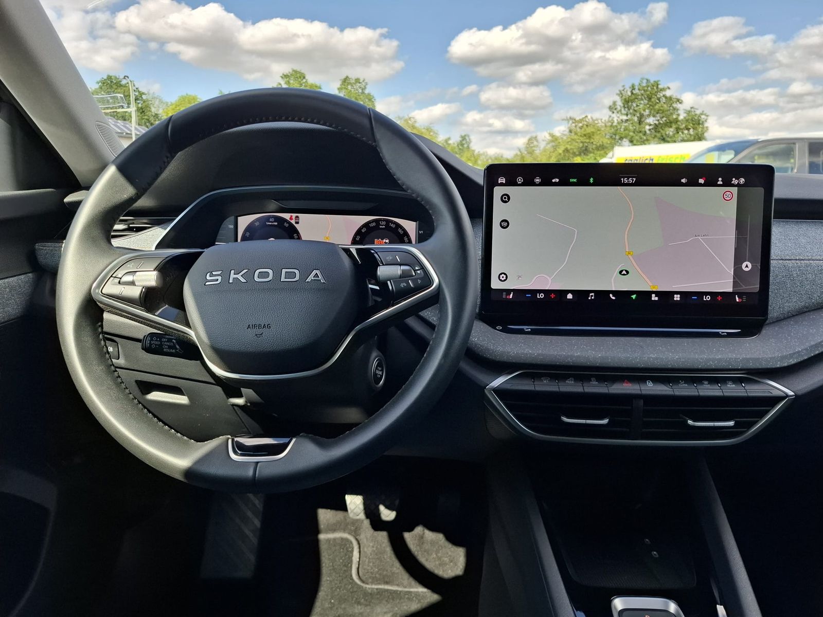 Fahrzeugabbildung SKODA Octavia 1.5 eTSI DSG Selection LED*AHK*5J-Gar.