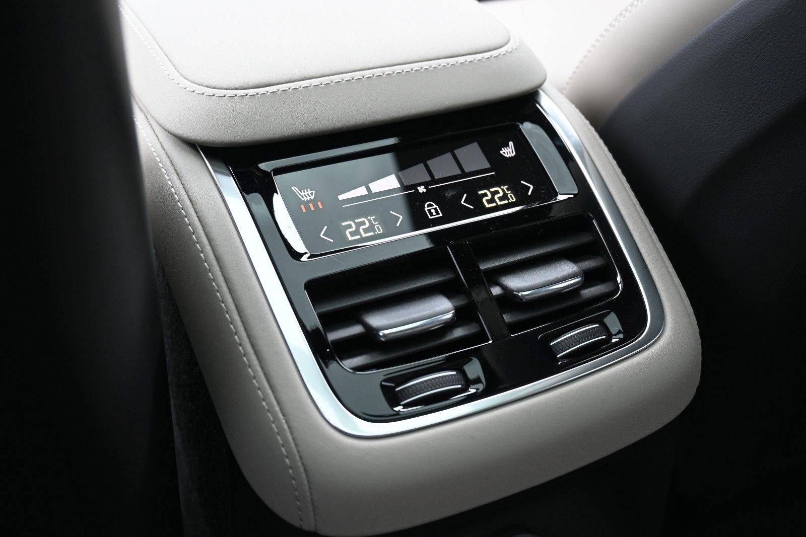 Fahrzeugabbildung Volvo XC90 T8 AWD Ultra Dark´*STDHZG*360°*LUFT*ACC*AHK