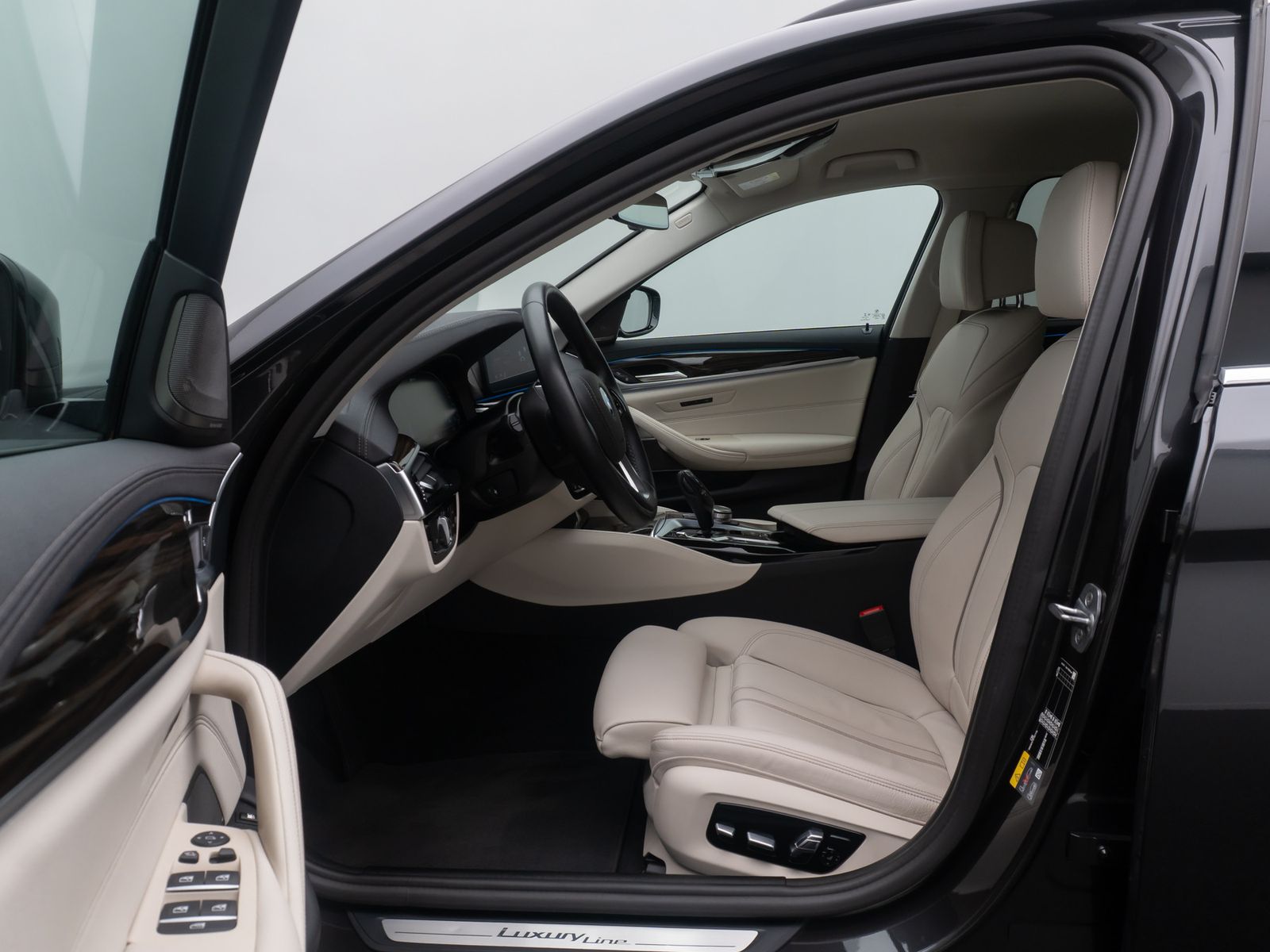 Fahrzeugabbildung BMW 530e Luxury Line DAB H/K 4xKlima Alarm AHK Sport