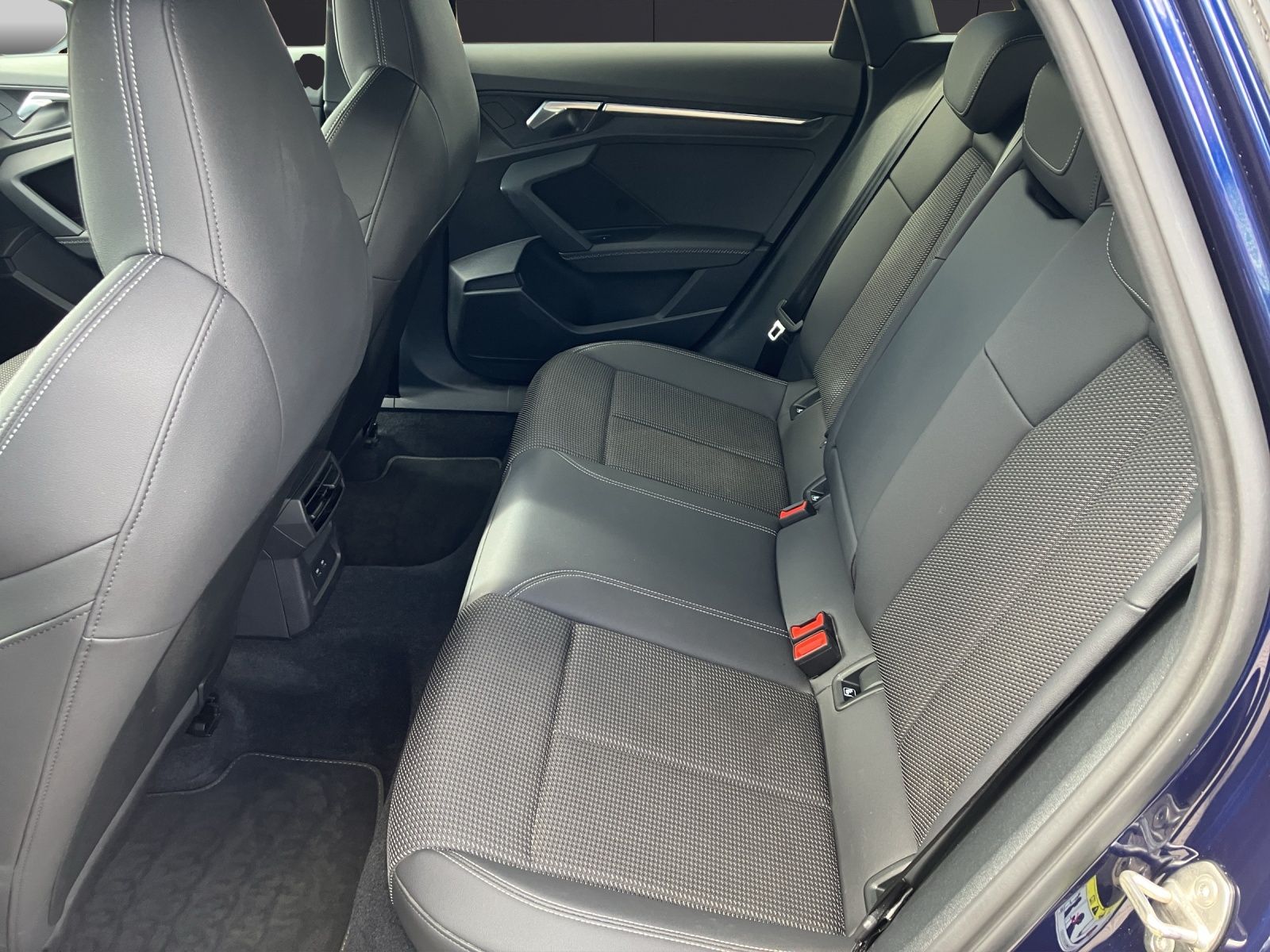 Fahrzeugabbildung Audi A3 Sportback 35 TFSI S line Matrix HUD ACC SHZ