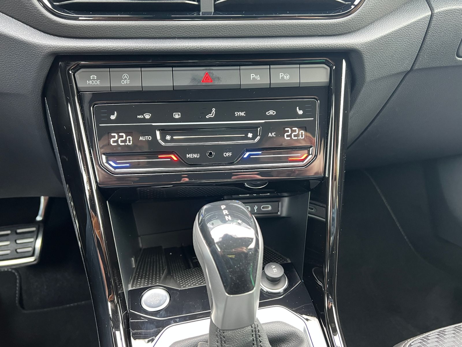 Fahrzeugabbildung Volkswagen T-Roc Cabriolet R-Line 1.5 TSI DSG *AHK,Black-St