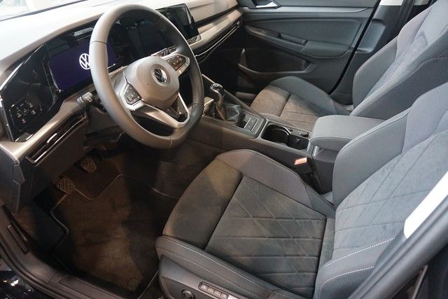 Fahrzeugabbildung Volkswagen Golf VIII TSI Style Matrix Navi Pano AID ACC PDC