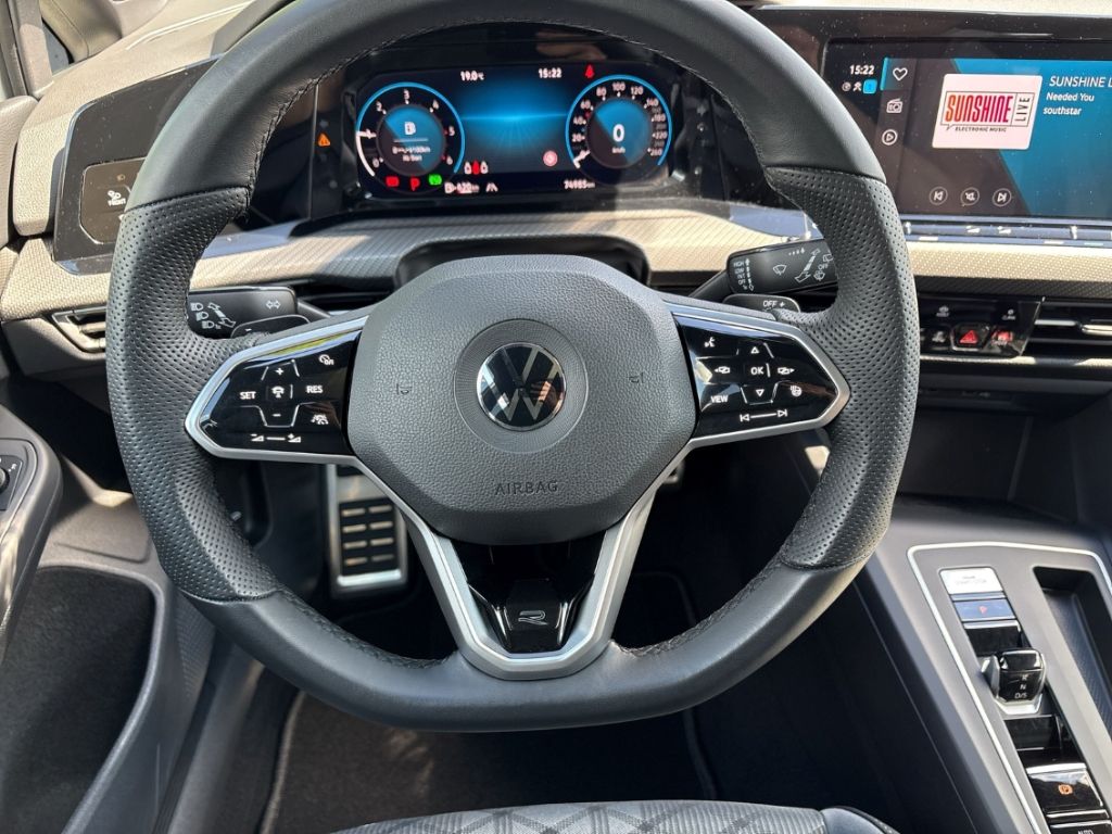 Fahrzeugabbildung Volkswagen Golf 8 TDI DSG R-Line AHK IQ.Light Pano Navi ACC