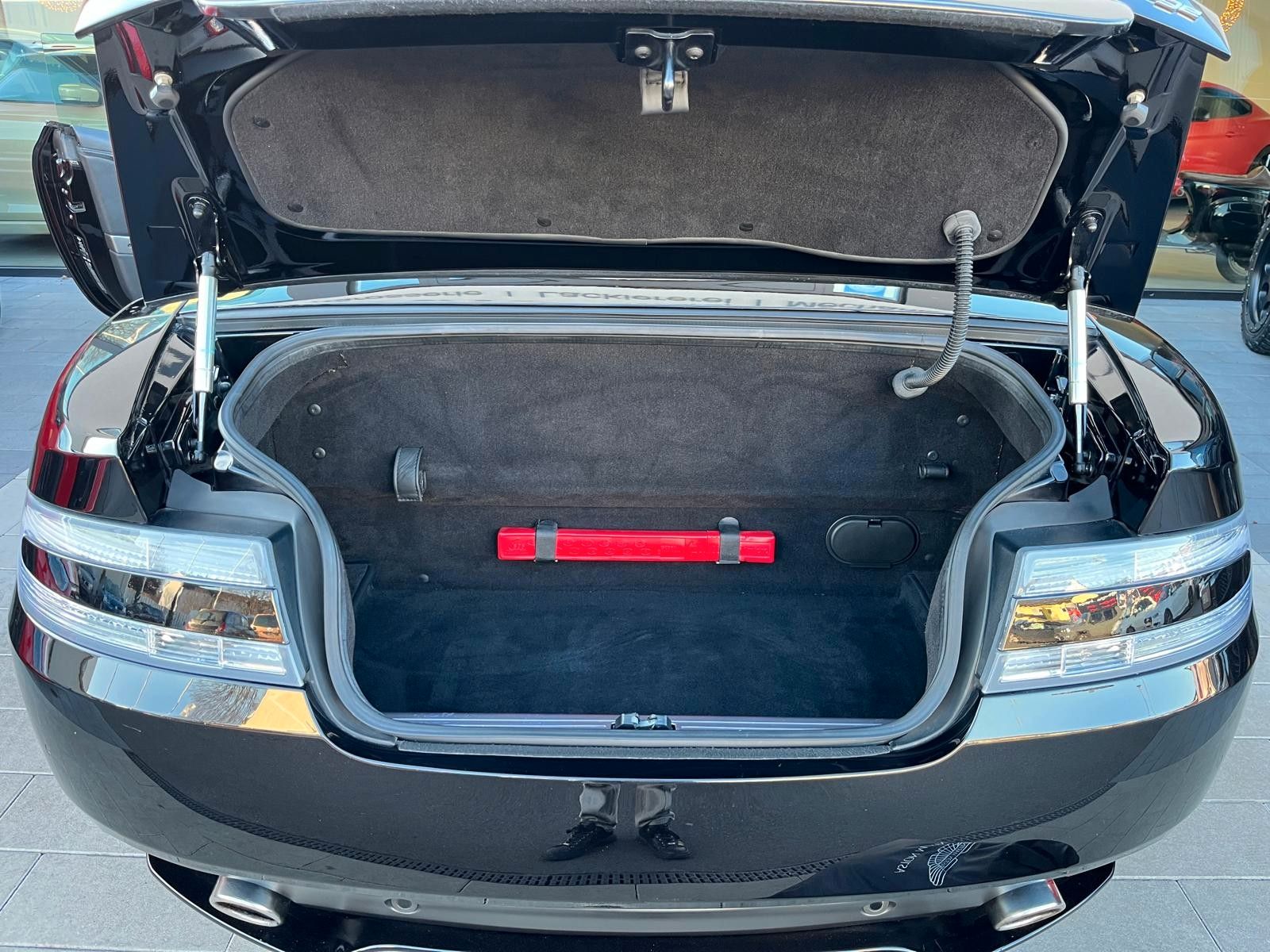 Fahrzeugabbildung Aston Martin Virage Volante V12