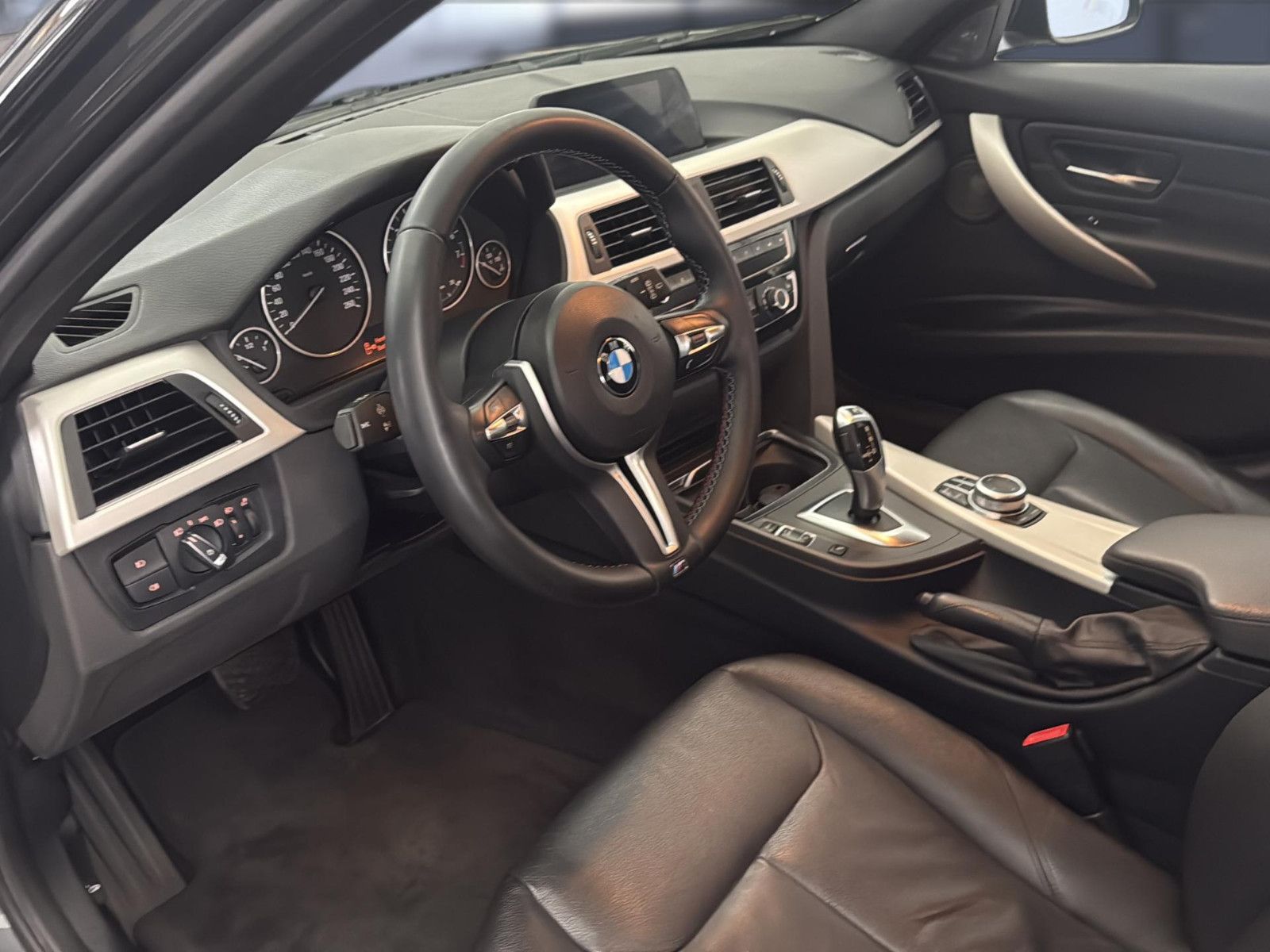 Fahrzeugabbildung BMW 320i Touring / AHK