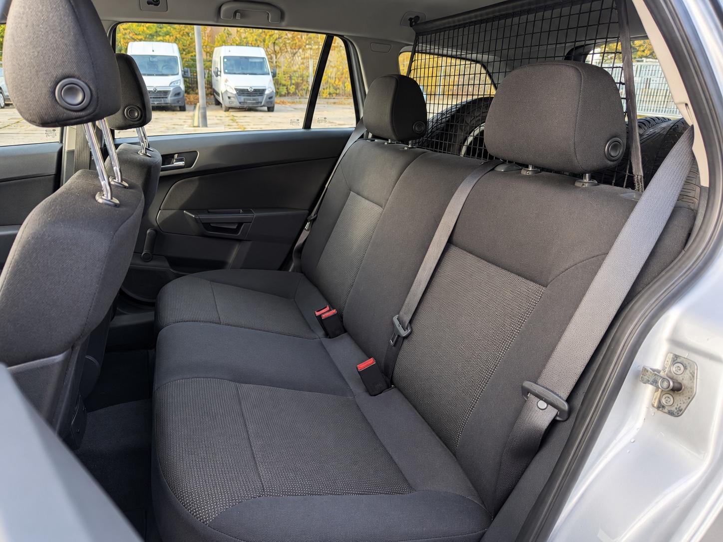 Opel Astra 2009 — photo 10