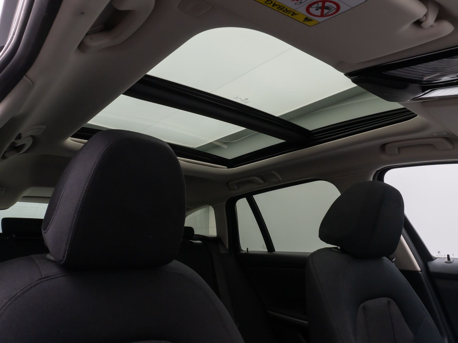 Fahrzeugabbildung BMW 320e Panoram Kamera HUD DAB HiFi Geschwindigkeit