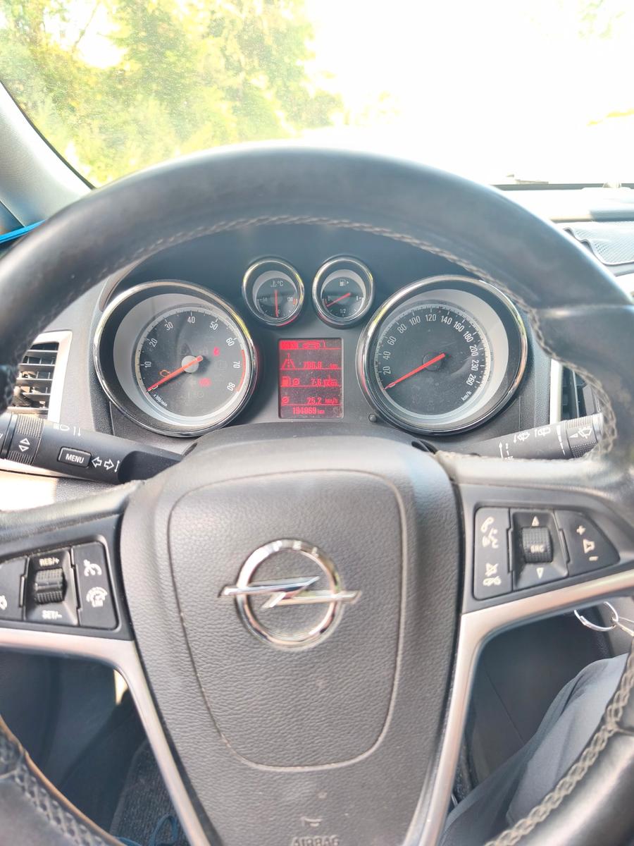 Opel Astra 2013 — interior