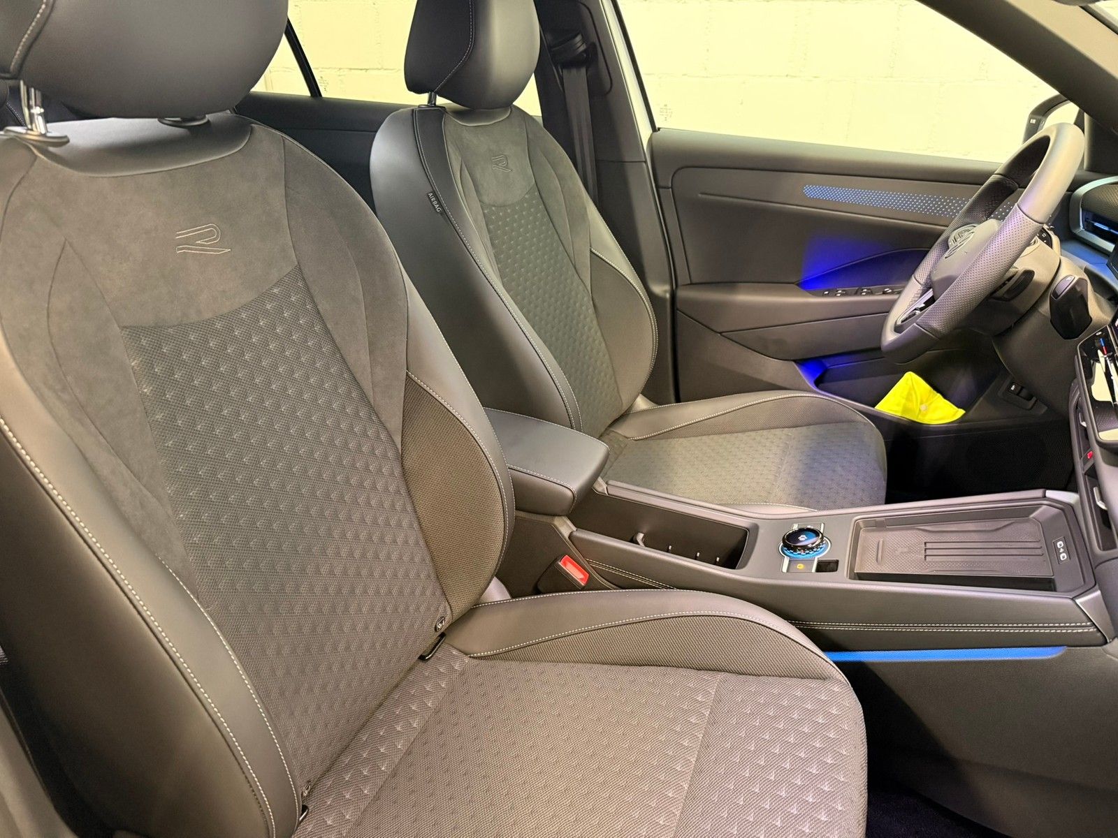 Fahrzeugabbildung Volkswagen T-Roc R-Line 1.5 eTSI DSG +Black-Style + Keyless