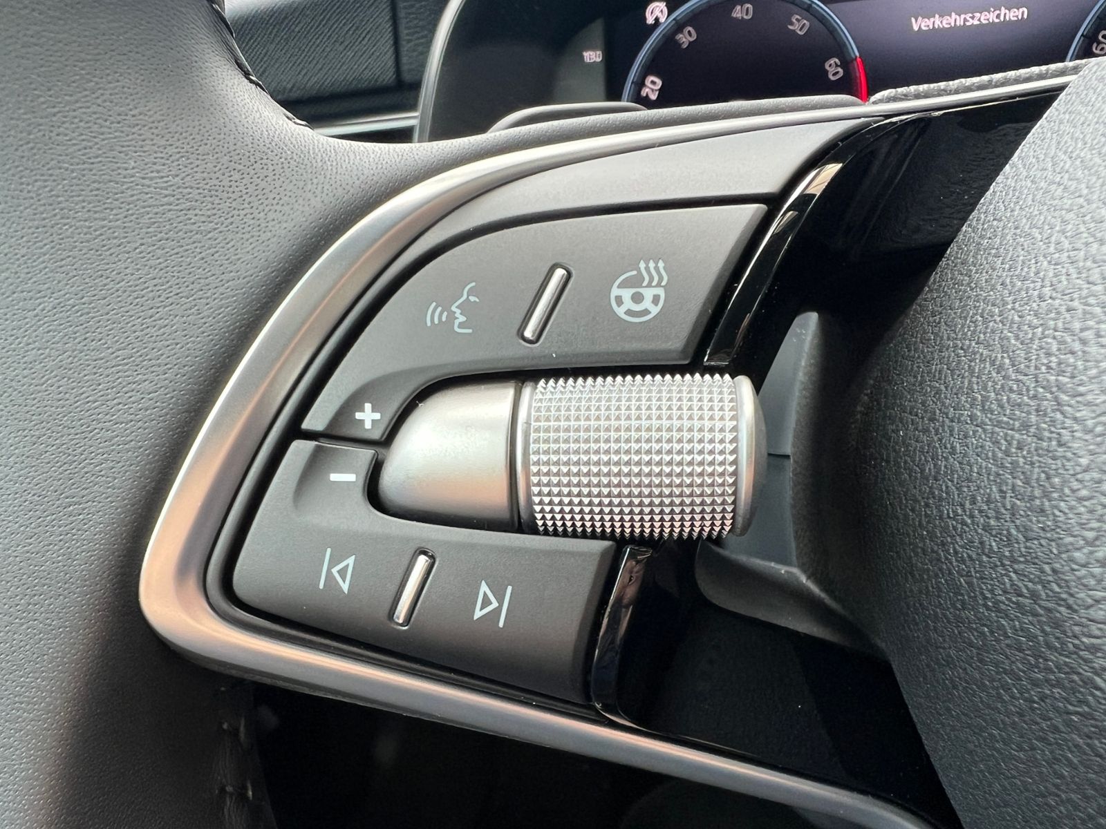 Fahrzeugabbildung SKODA Kamiq DRIVE 1,0 TSI DSG *Matrix LED, Smart Link,