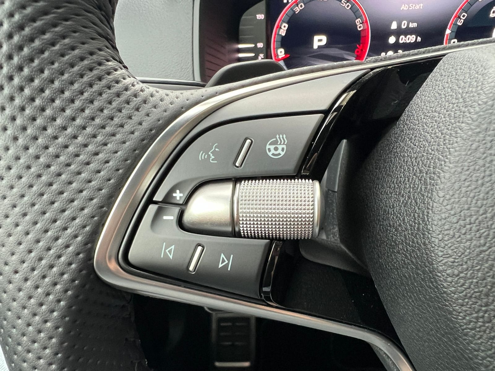 Fahrzeugabbildung SKODA Karoq Sportline 2.0 TSI 4x4 DSG *CANTON, AHK, 19